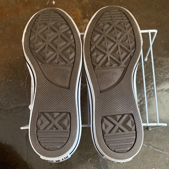 Pre-loved white leather material low top chucks (converse) original shoe strings - Picture 6 of 6